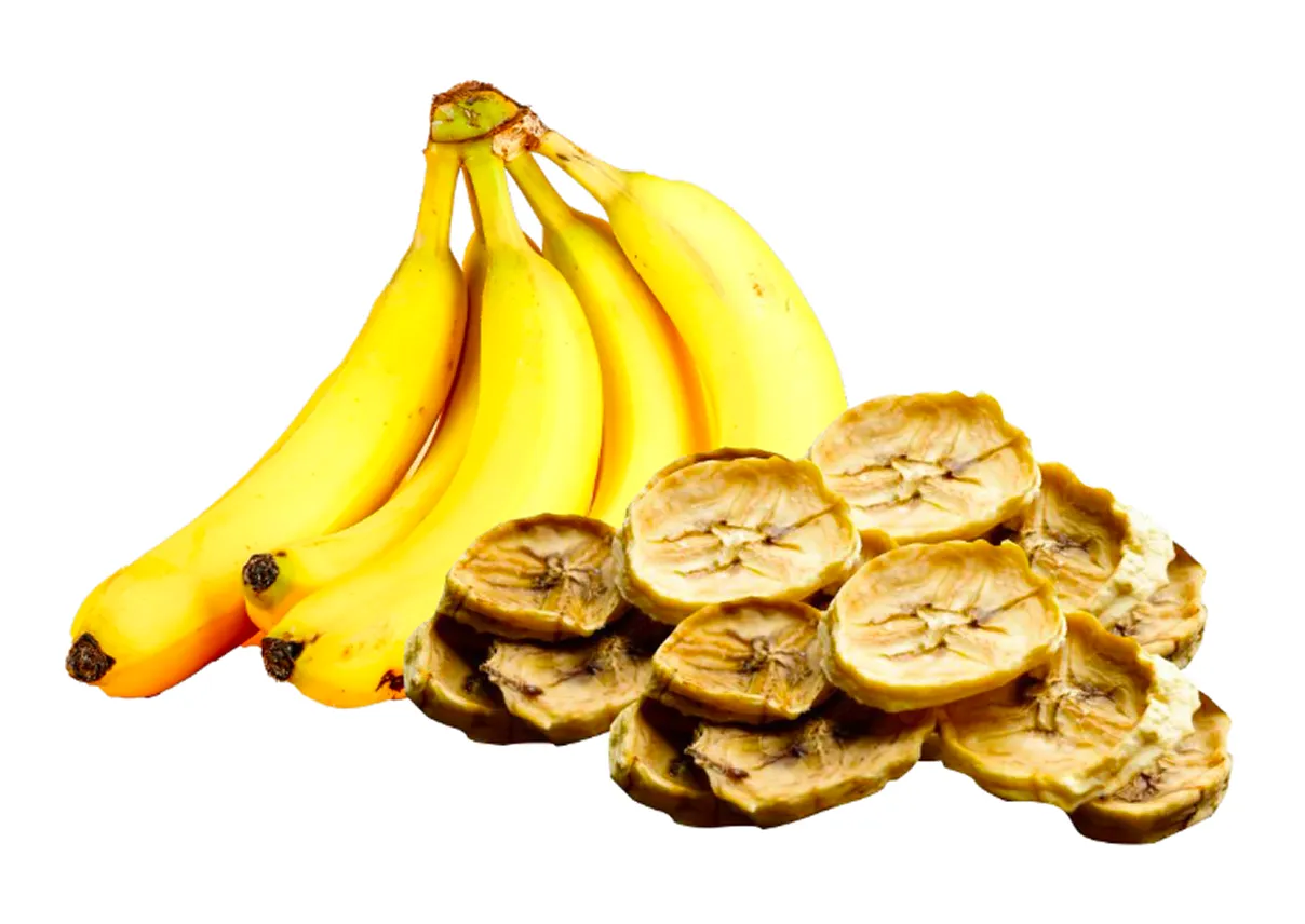 Cacho de bananas ao lado de rodelas de banana seca